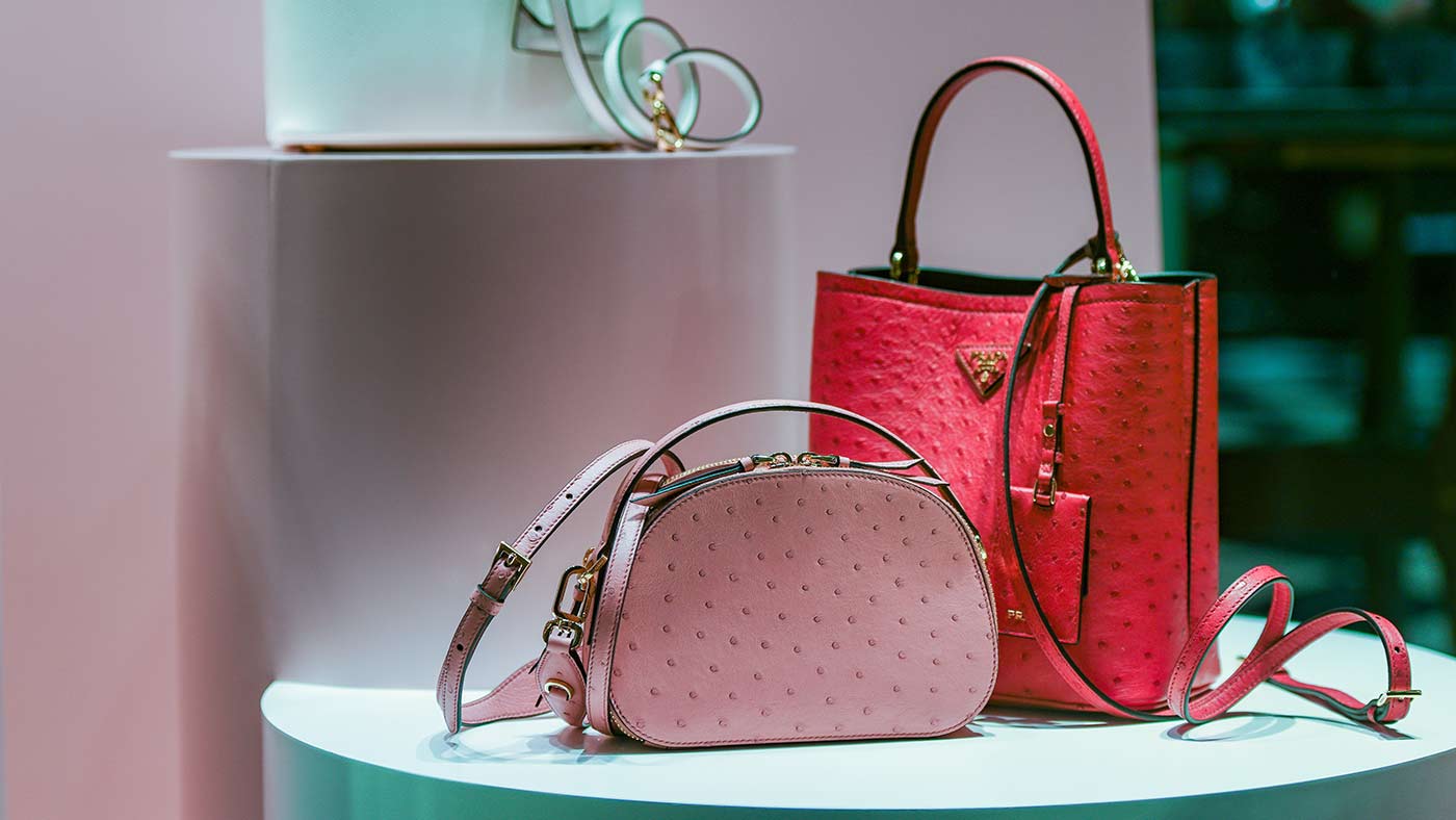 プラダのバッグを安く買える方法や国は アウトレットにお店はある Mari Colore